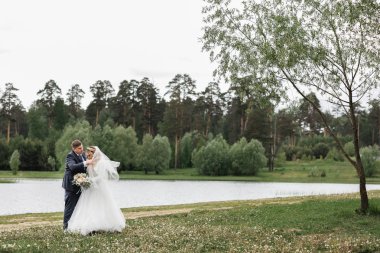 Düğün günü. Doğa genç çift