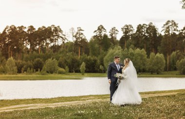 Düğün günü. Doğa genç çift