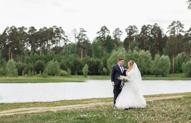 Düğün günü. Doğa genç çift