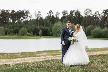 Düğün günü. Doğa genç çift