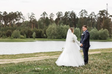 Düğün günü. Doğa genç çift