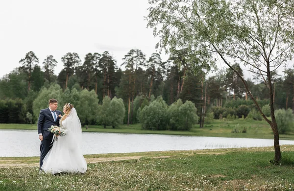 Düğün günü. Doğa genç çift