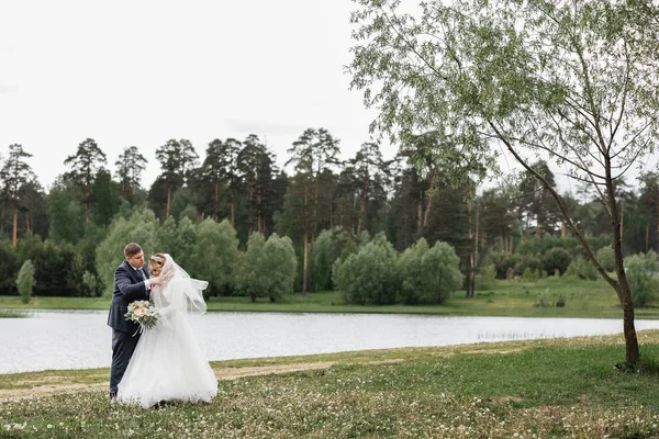 Düğün günü. Doğa genç çift