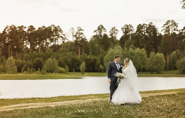 Düğün günü. Doğa genç çift