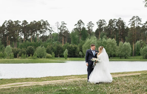 Düğün günü. Doğa genç çift