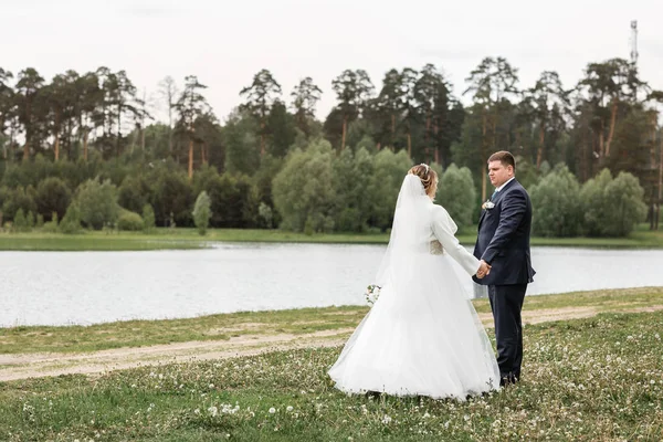 Düğün günü. Doğa genç çift