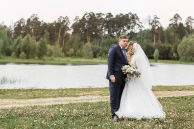 Düğün günü. Doğa genç çift