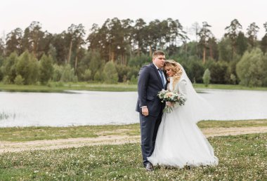 Düğün günü. Doğa genç çift