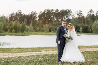 Düğün günü. Doğa genç çift