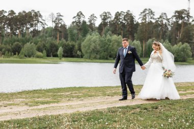 Düğün günü. Doğa genç çift