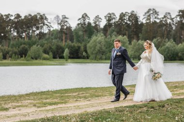 Düğün günü. Doğa genç çift