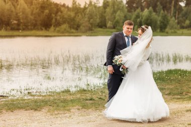 Düğün günü. Doğa genç çift