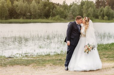 Düğün günü. Doğa genç çift