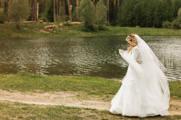 В день свадьбы. Невеста на природе
