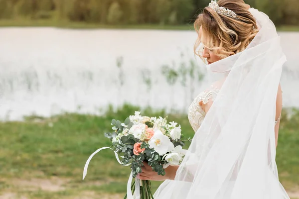 Букет невесты на природе. День свадьбы — стоковое фото
