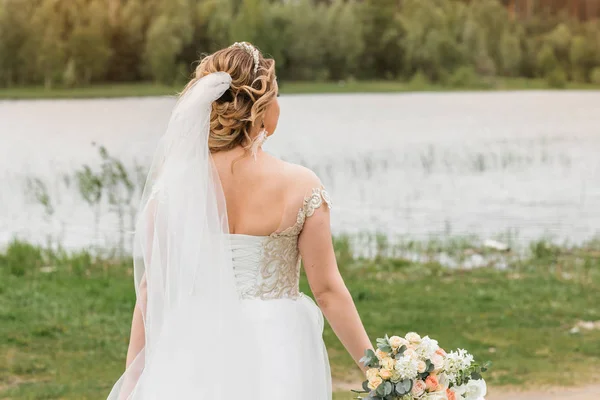 Jour du mariage. Mariée sur la nature. L'été — Photo