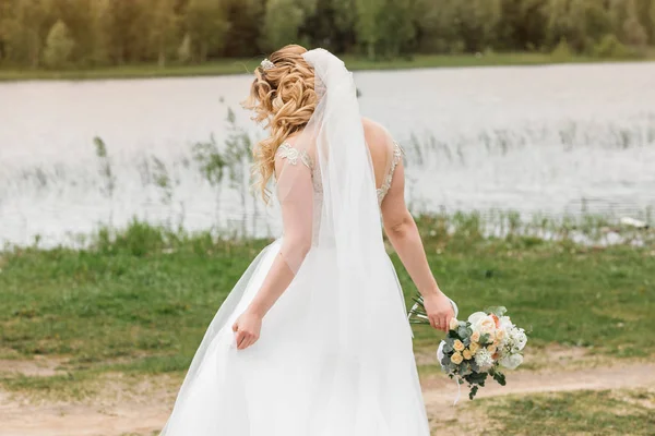 Jour du mariage. Mariée sur la nature. L'été — Photo