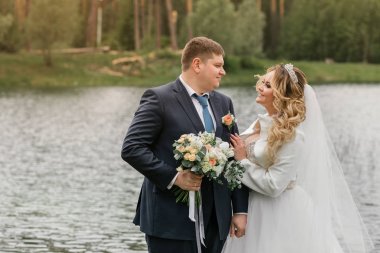 Düğün günü. Doğa üzerinde yeni evliler. Yeni evli