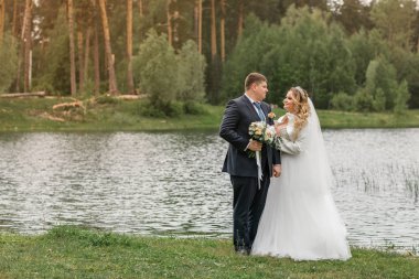 Düğün günü. Doğa üzerinde yeni evliler. Yeni evli