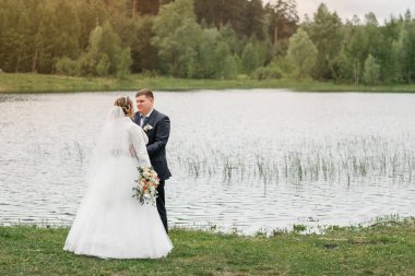 Düğün günü. Doğa üzerinde yeni evliler. Yeni evli