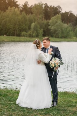 Düğün günü. Doğa üzerinde yeni evliler. Yeni evli