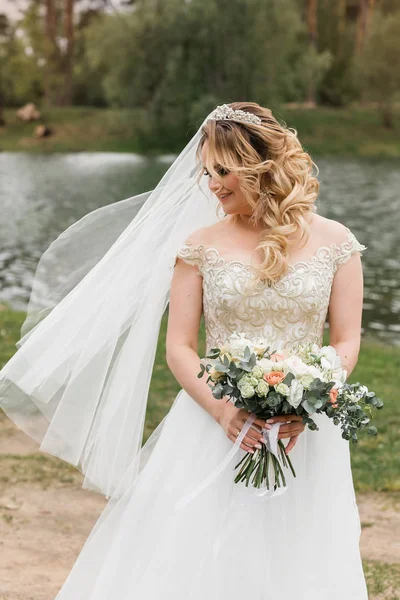 Mariage au bord de la rivière. Heureuse mariée — Photo