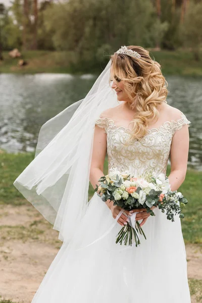 Mariage au bord de la rivière. Heureuse mariée — Photo