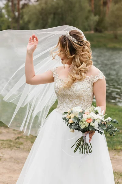 Mariage au bord de la rivière. Heureuse mariée — Photo