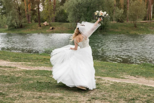 Mariage au bord de la rivière. Heureuse mariée — Photo