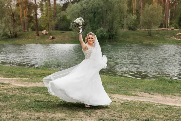 Wedding River Bank Bride Nature — Stock Photo, Image