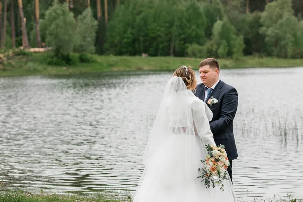 Jour du mariage. Les jeunes mariés sur la nature. Je viens de me marier — Photo