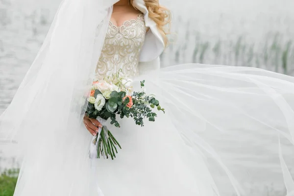 Beau bouquet de la mariée. L'été sur la rivière Images De Stock Libres De Droits