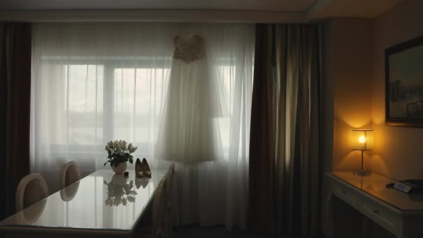 婚礼的早晨。婚纱婚纱礼服 — 图库视频影像