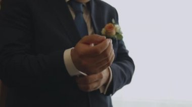 Kol düğmesi koyarak damat