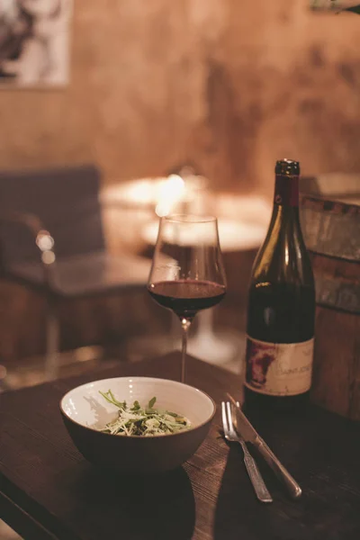 Copa de vino con ensalada en el restaurante Fotos de stock libres de derechos