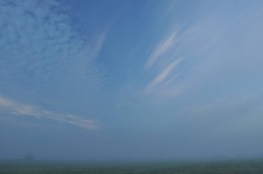 Gökyüzü. Şafak, gün doğumu. Çayır üzerindeki bulutlar.