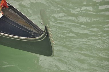 Süslü bir gondol Venedik kanallar üzerinde yüzen unsurları.