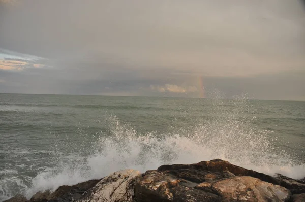 Adriyatik Denizi, İtalya. Fırtınalı gökyüzü karşı kıyıya karşı çökmesini dalgalar.