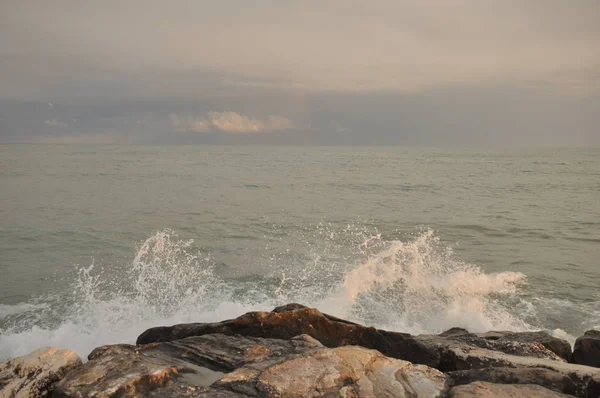 イタリア アドリア海 荒れ模様の空に対して海岸に打ち寄せる波 — ストック写真