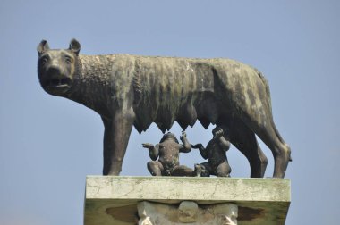 Romulus ve Remus Heykeli ile kendi süt besleyen Capitol kurt