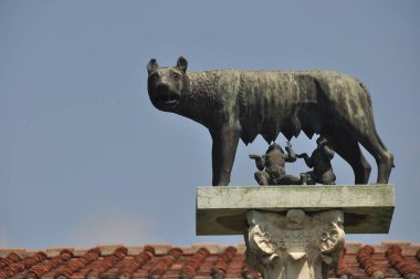 Romulus ve Remus Heykeli ile kendi süt besleyen Capitol kurt