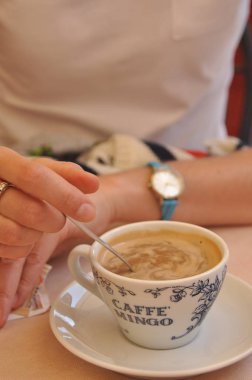 Bir fincan kahve ile bir restoranda bir daire üzerinde süt