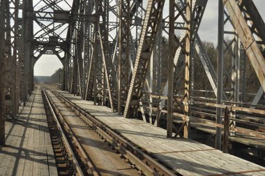 Demiryolu Köprüsü. Tevrat, çelik konstrüksiyon. Nehir geçiş.