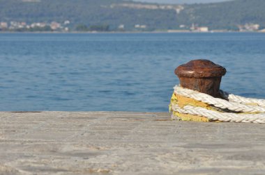 İp demirleme cilalı. Kalın ip döngü ile.