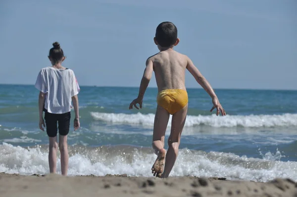 Bambini Fratelli Che Giocano Sulla Riva Del Mare Saltano Tra — Foto Stock