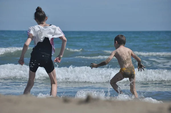 Bambini Fratelli Che Giocano Sulla Riva Del Mare Saltano Tra — Foto Stock