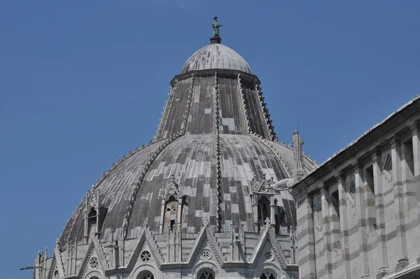ピサのサン ジョヴァンニ洗礼堂 歴史的なタワーの曲線に沿って建物 — ストック写真