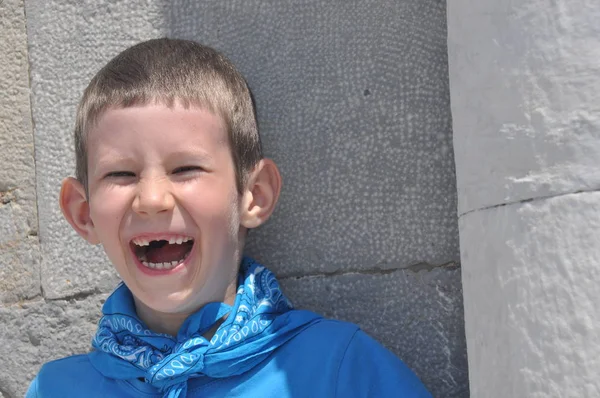 Een Sombere Jongen Met Melk Tanden Een Shirt Een Pleister — Stockfoto