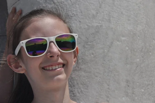 Menina Sorridente Óculos Sol Sob Basílica Pisa — Fotografia de Stock