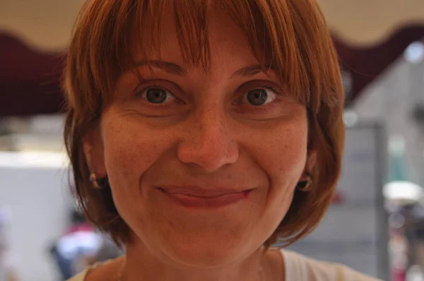 Güzel kadın tatma buzlu kahve Cafe Pisa, İtalya.